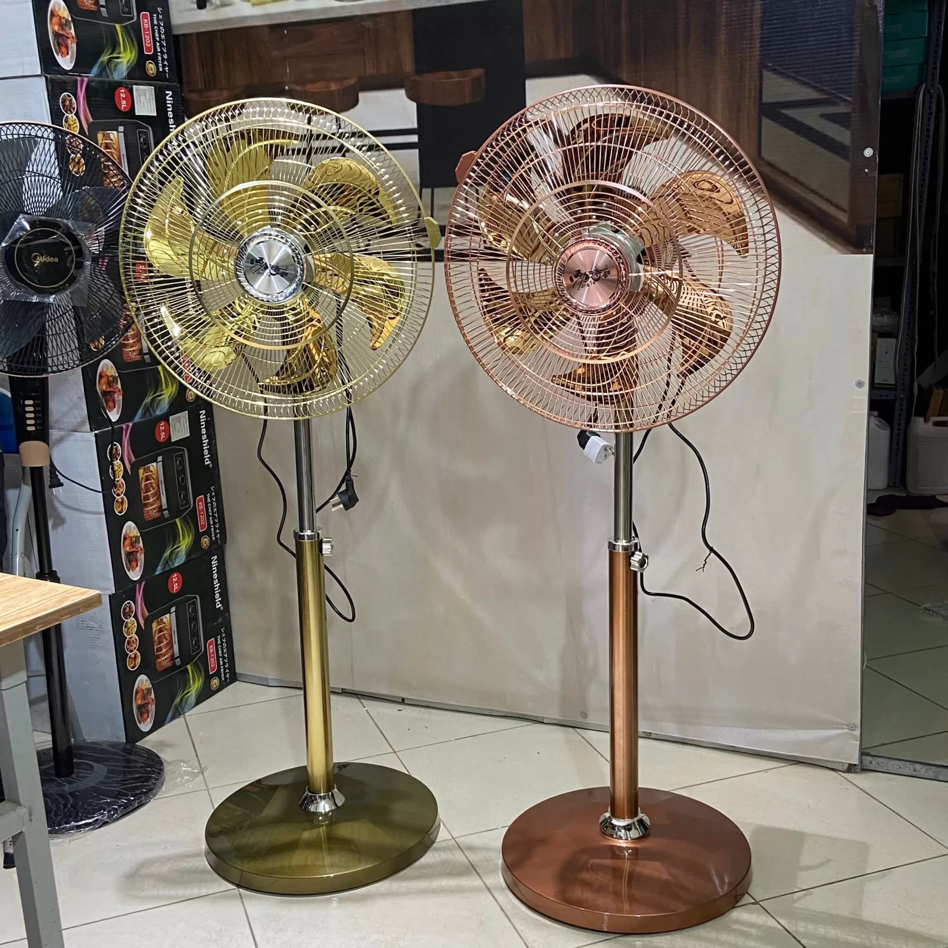 Quạt đứng JINGTE Vàng Đồng 6 cánh không chỉ đơn thuần là thiết bị làm mát, mà còn là điểm nhấn nội thất đẳng cấp