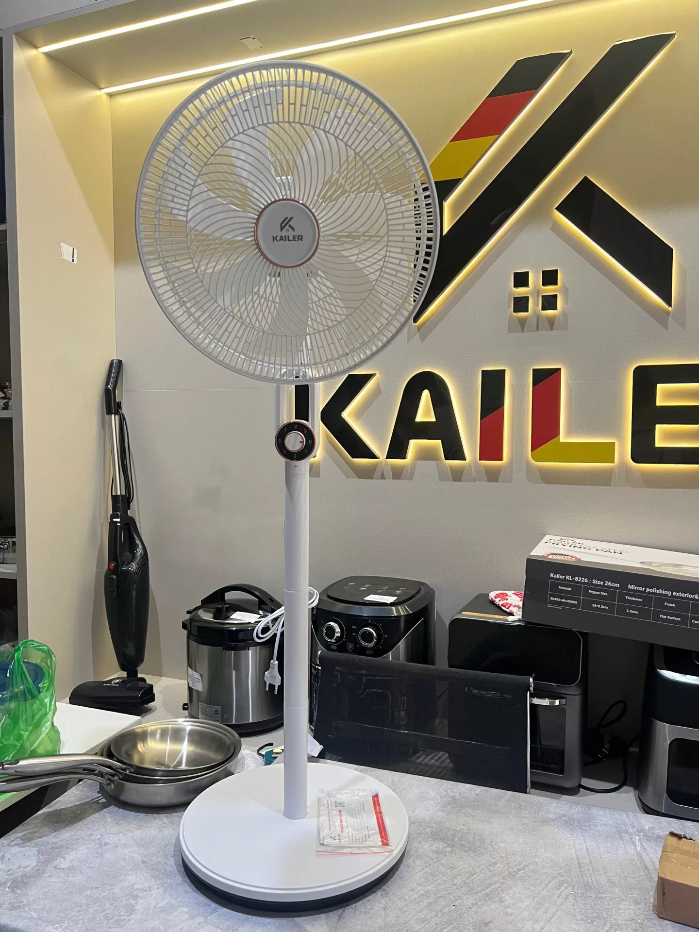 Quạt cây KAILER KL-0211 là sản phẩm lý tưởng cho mùa hè với thiết kế hiện đại, luồng gió mạnh mẽ, vận hành êm ái và khả năng tiết kiệm điện vượt trội