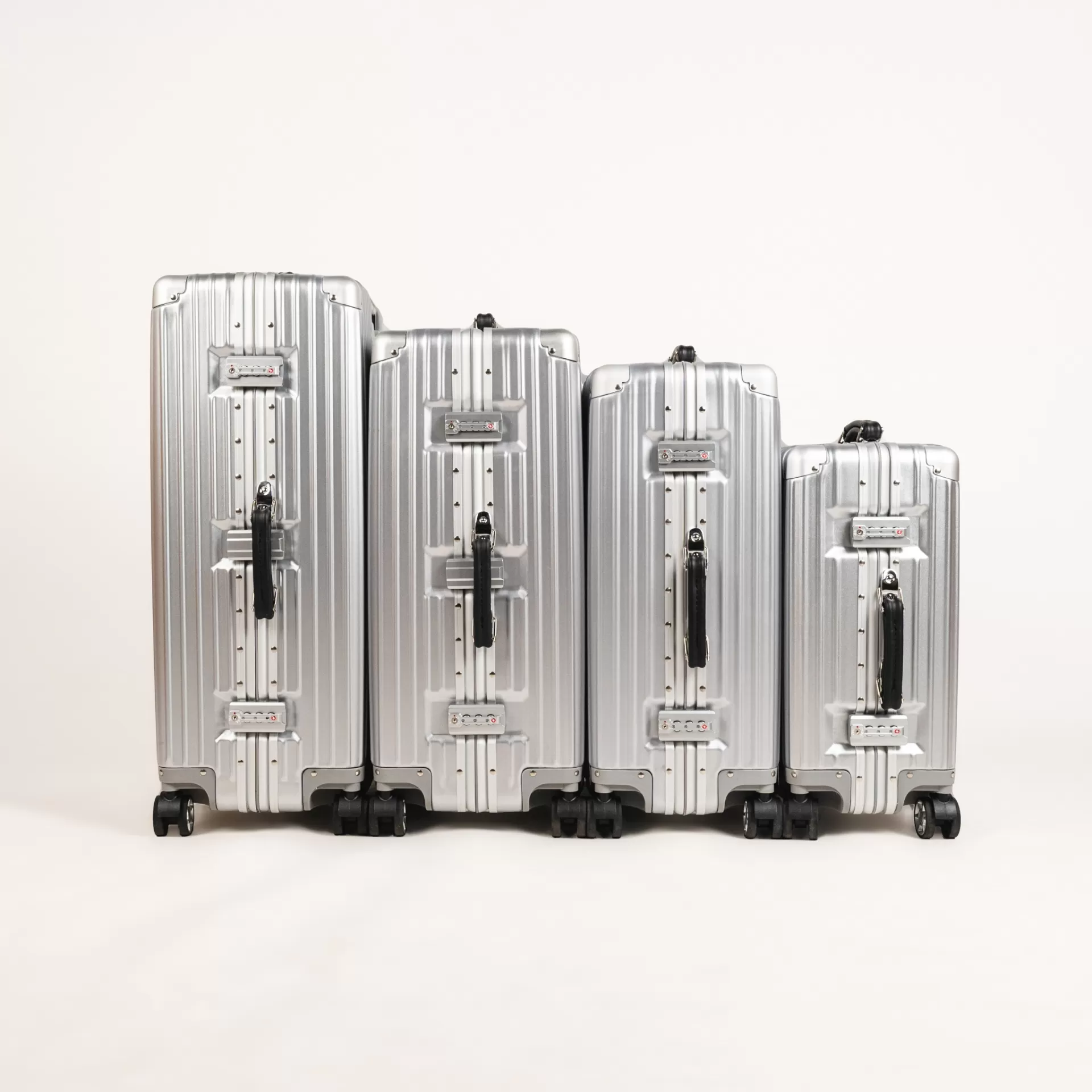 Luxury model Rimowa Classic tay da  2024