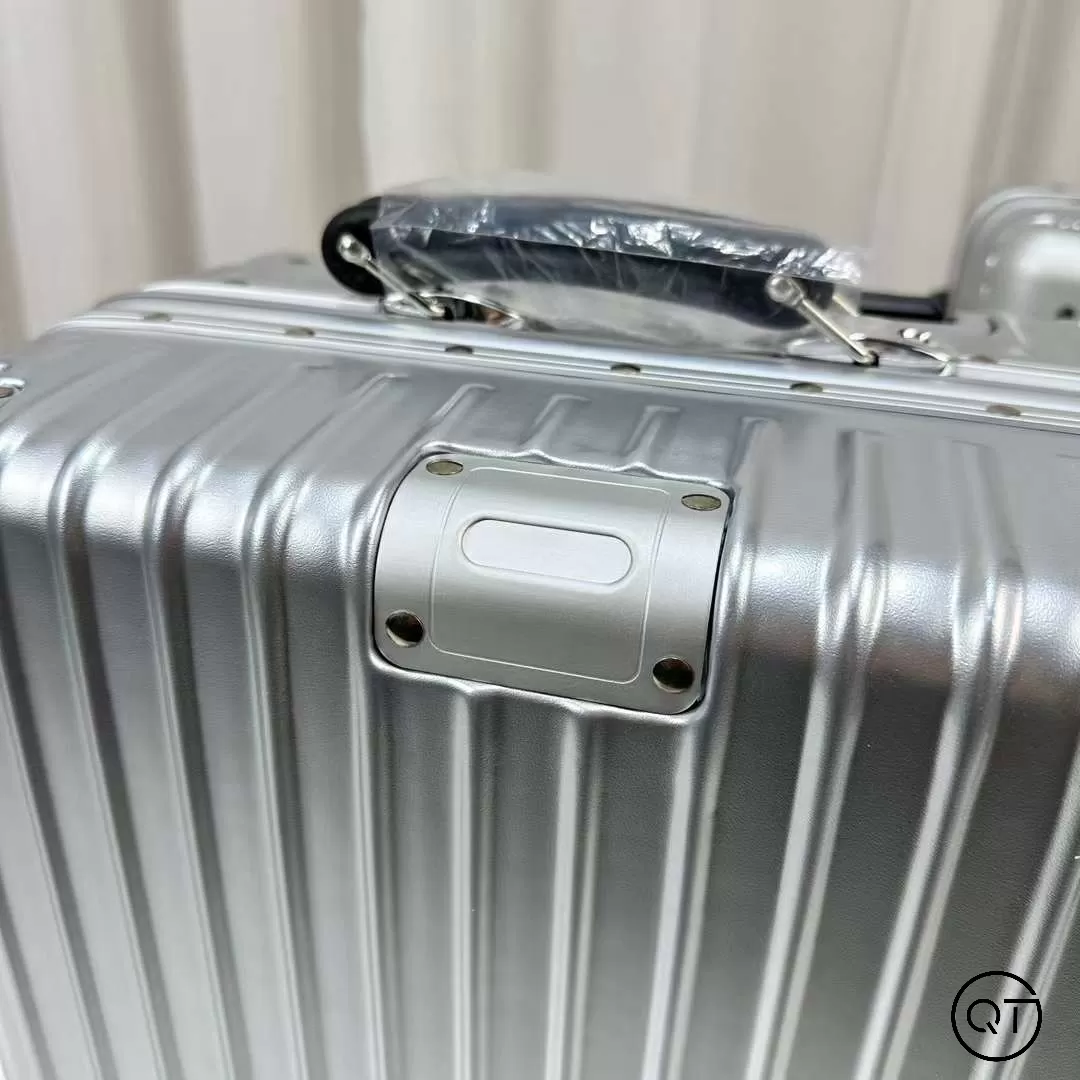 Luxury model Rimowa Classic tay da  2024