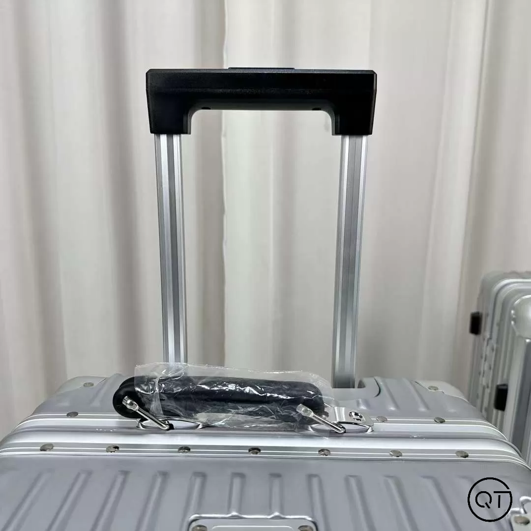 Luxury model Rimowa Classic tay da  2024