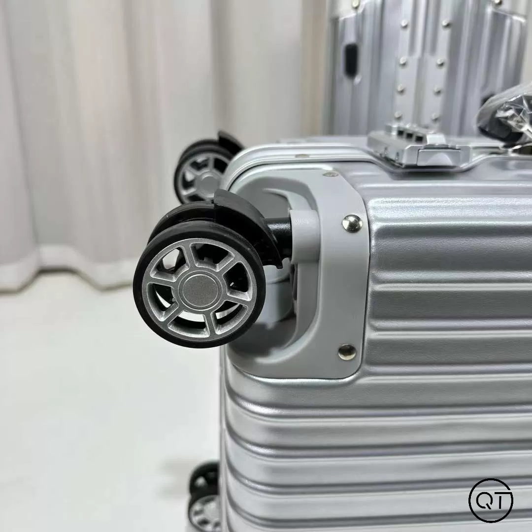 Luxury model Rimowa Classic tay da  2024