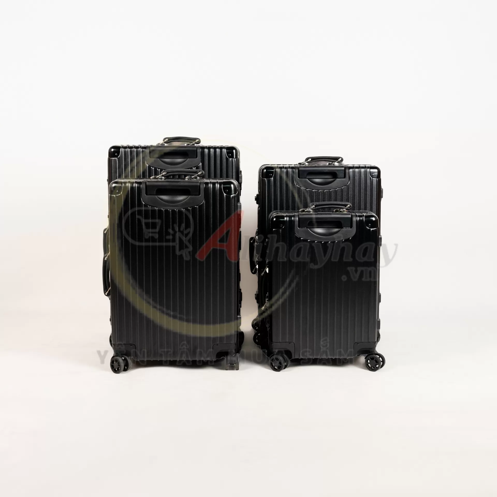 Luxury model Rimowa Classic tay da màu đen  2024