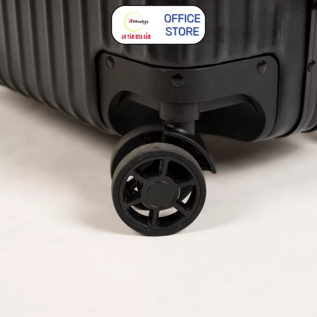Luxury model Rimowa Classic tay da màu đen  2024