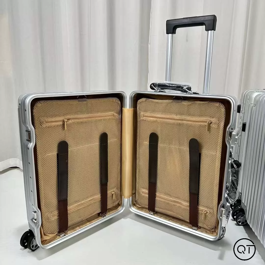 Luxury model Rimowa Classic tay da  2024