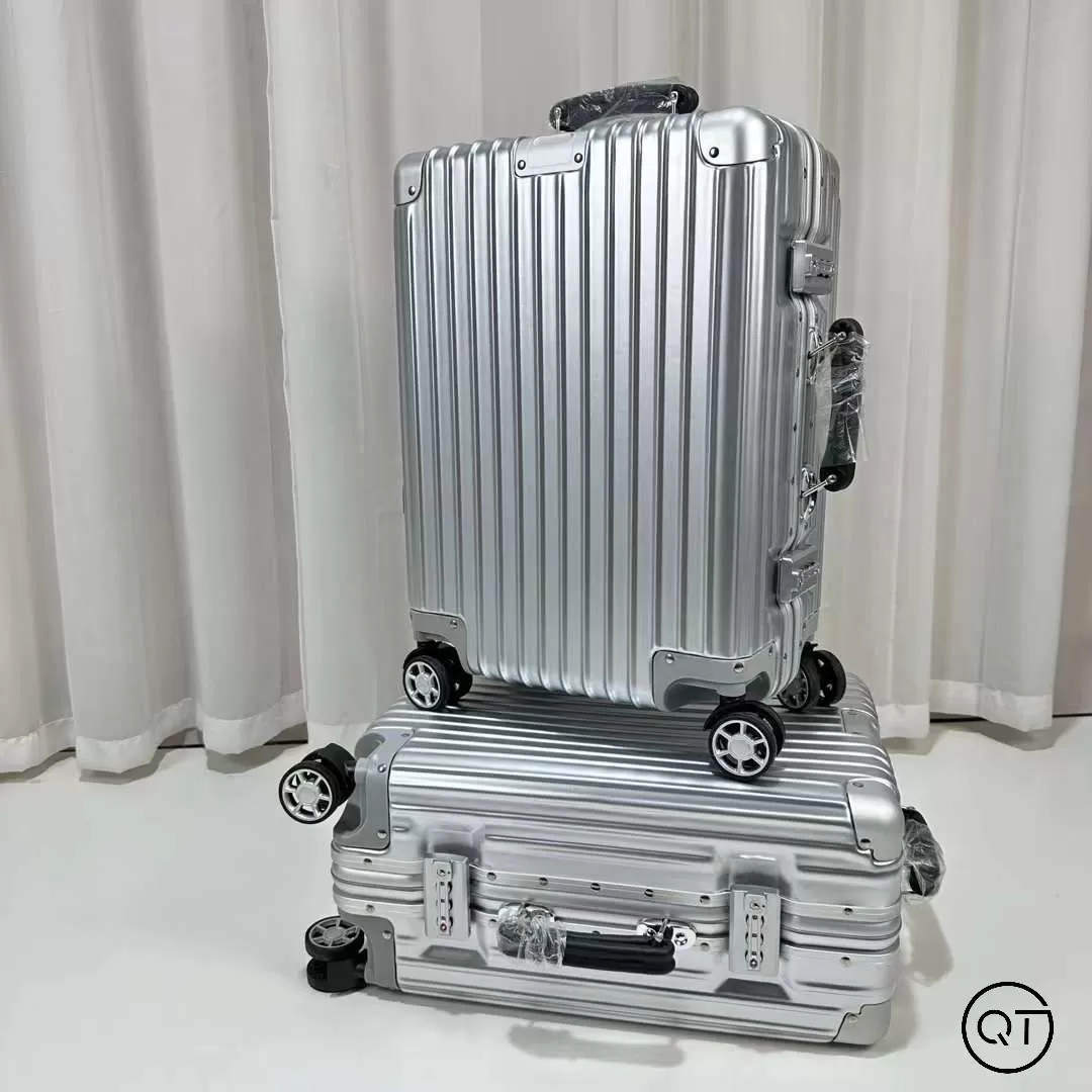 Luxury model Rimowa Classic tay da  2024