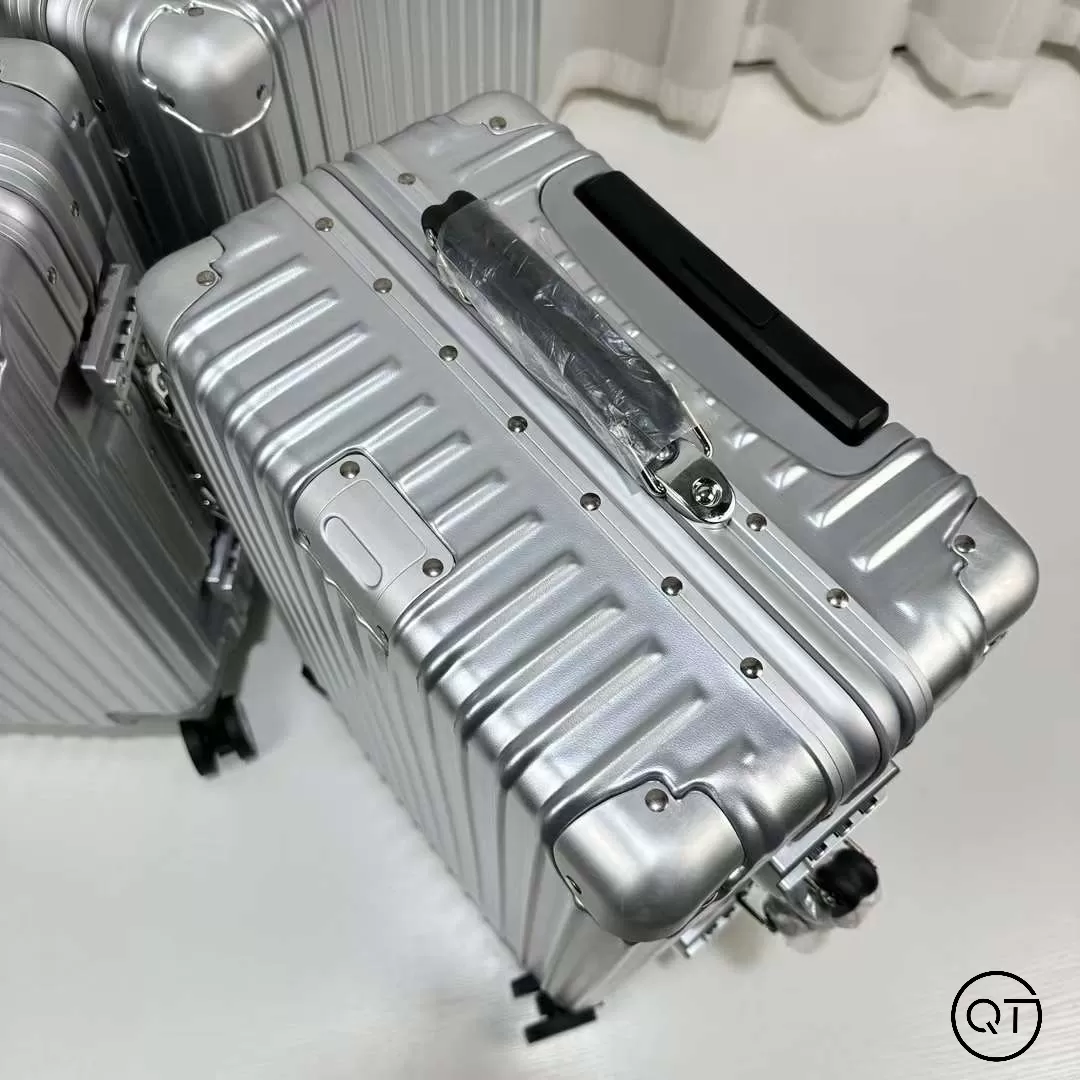 Luxury model Rimowa Classic tay da  2024